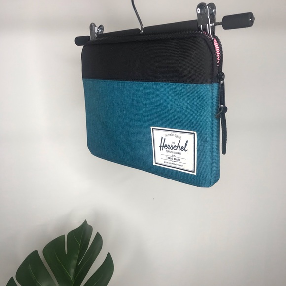 🔴SOLD🔴 Herschel Anchor Sleeve for iPad Air/ iPad Case - Picture 1 of 7